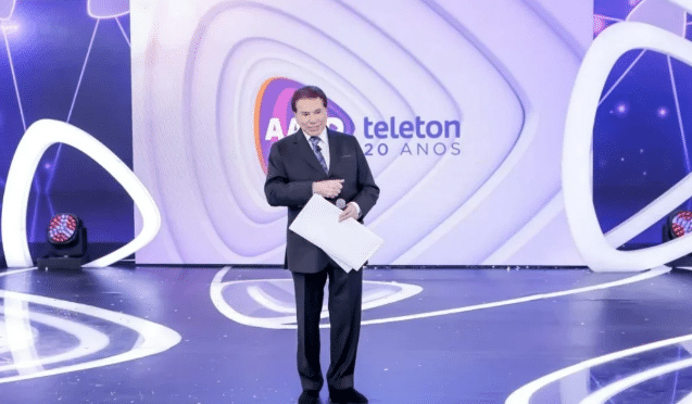 A famosa contratada da Globo perguntou sobre o dono do SBT ao vivo no Teleton (Foto: Reprodução)