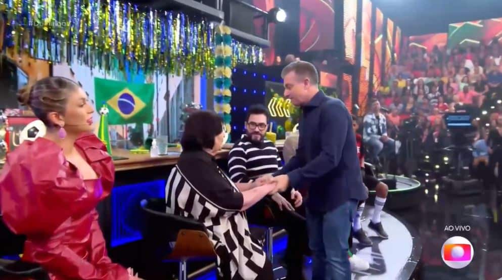 Dona Déa Lúcia recusou beijo de Luciano Huck no Domingão da Globo (Foto: Reprodução)