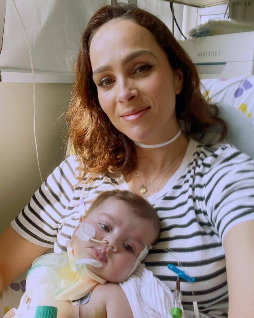 Letícia Cazarré publicou foto com filha que está internada há cinco meses devido a um problema no coração (Foto: Reprodução/Instagram)