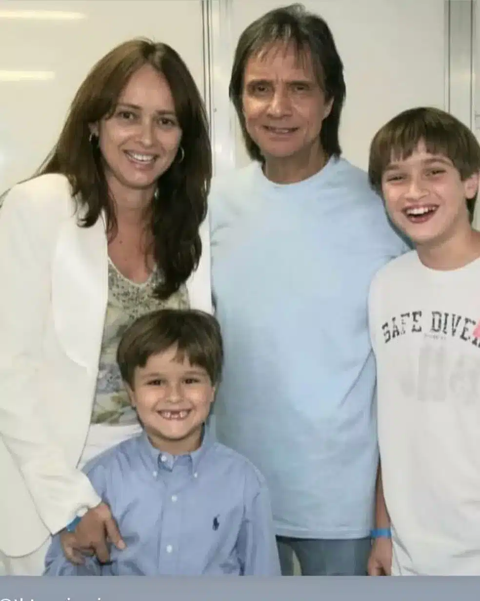 Myrian Rios no registro que fez com os filhos e Roberto Carlos (Foto Reprodução/Internet)