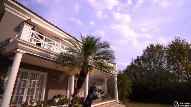 Entrada da mansão de Fábio Jr com coqueiros (Foto Reprodução/Youtube)