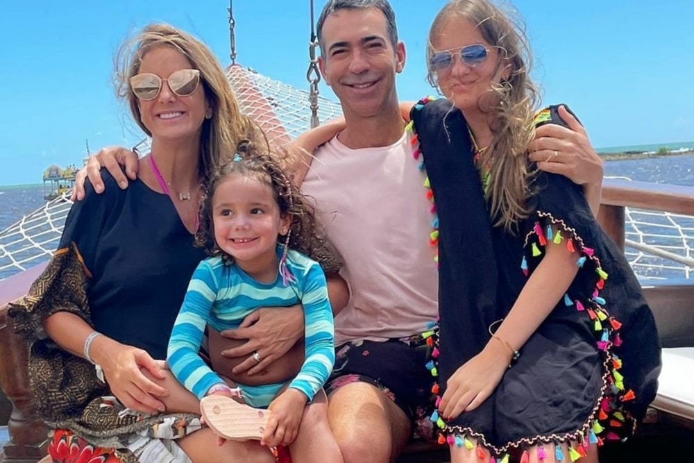 Com as pernas de fora, jornalista da Globo viajou com mulher e as filhas