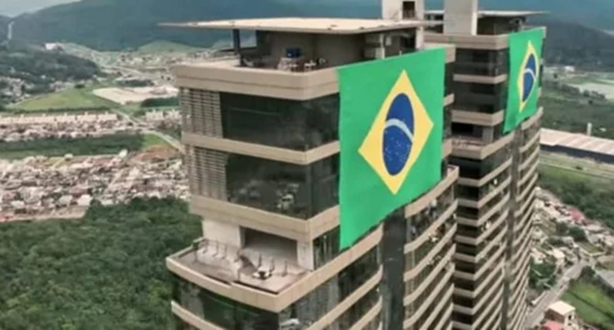 Durante a Copa do Mundo do Catar, propriedade do jogador foi decorado com bandeiras do Brasil