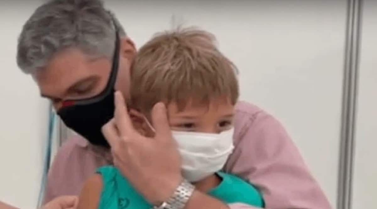 Filho de Joel Datena sendo vacinado em imagem rara do caçula 
