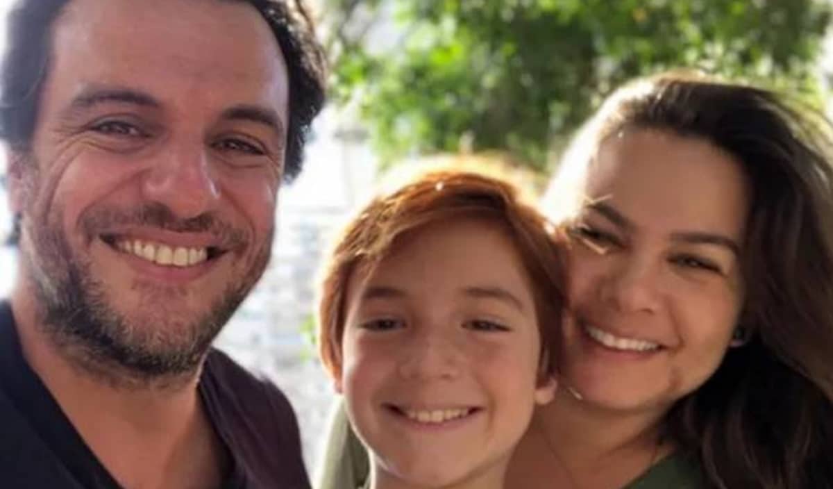 O ator de Travessia com esposa e filho (Foto: Reprodução/ Instagram)