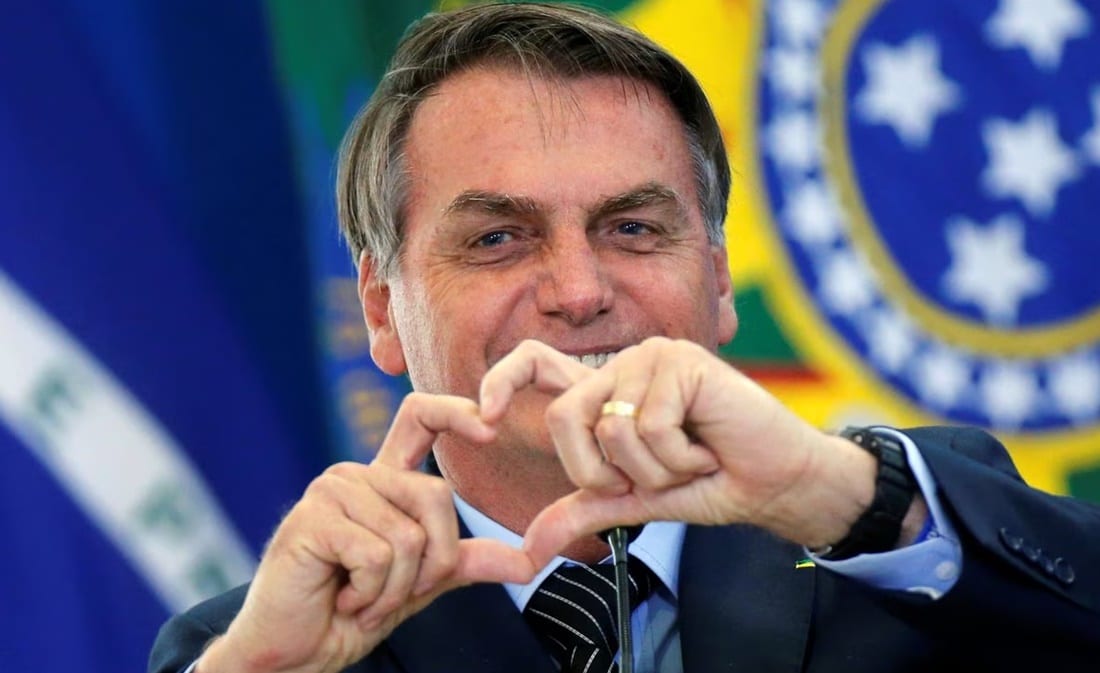 Bolsonaro manda sinal de coração aos brasileiros