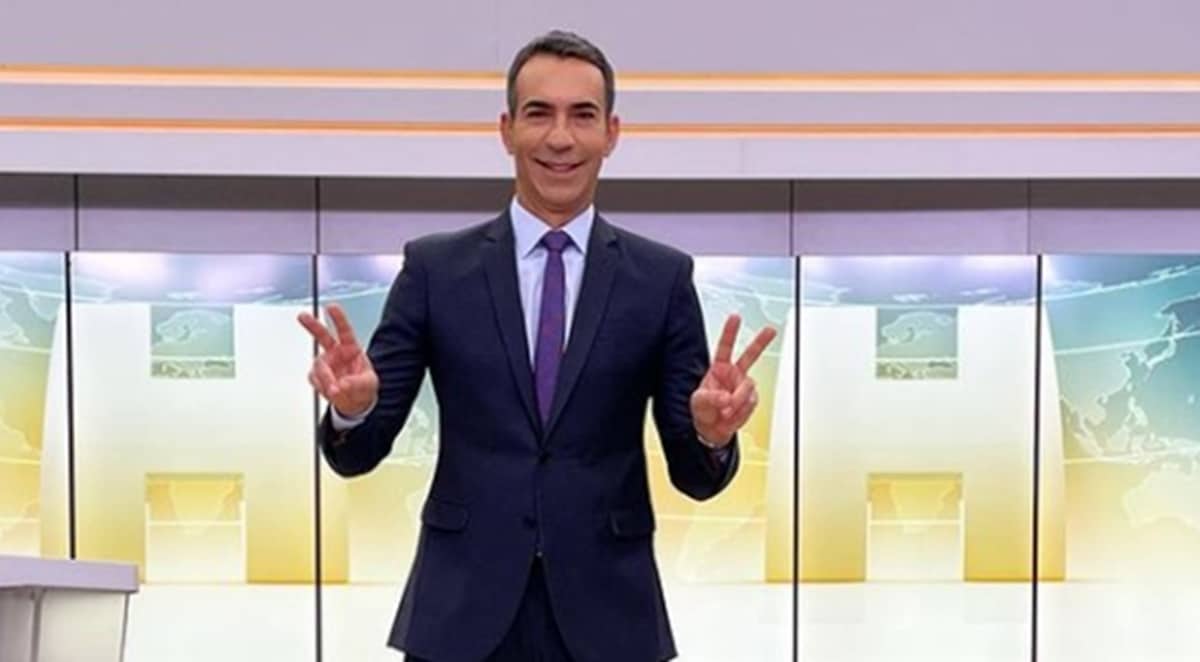 César Tralli se prepara para entrar no ar no Jornal Hoje, da Globo