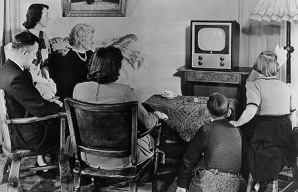 Uma família tradicional da década de 1950, reunidos diante da maravilha moderna: um aparelho de televisão