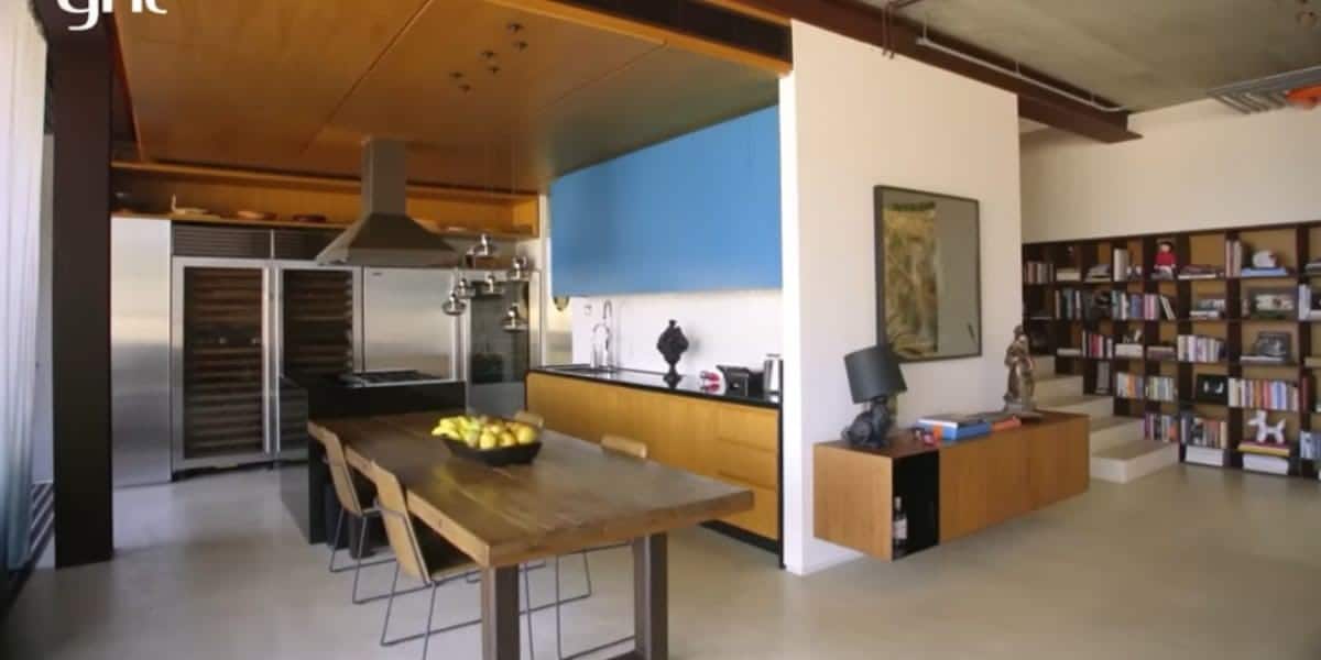 Cozinha da mansão, com churrasqueira e em ambiente integrado (Foto: Reprodução/Youtube)