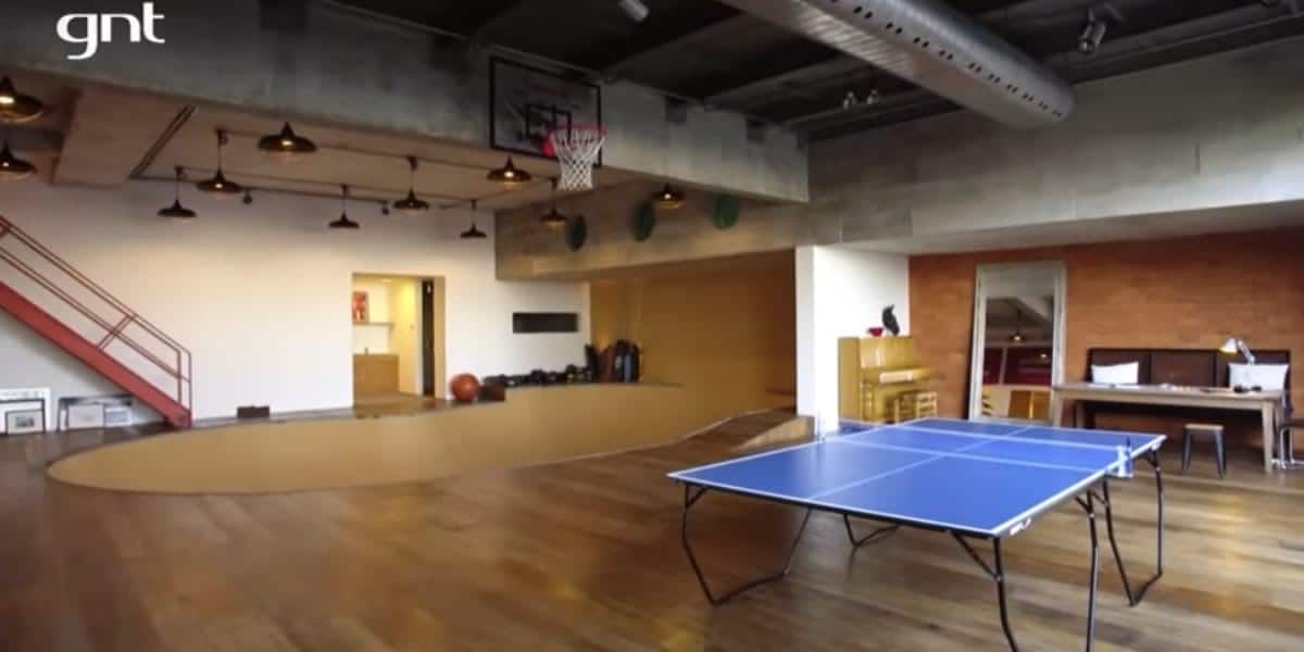 Pista de skate, cesta de basquete, mesa de ping-pong e muito espaço para diversão (Foto: Reprodução/Youtube)