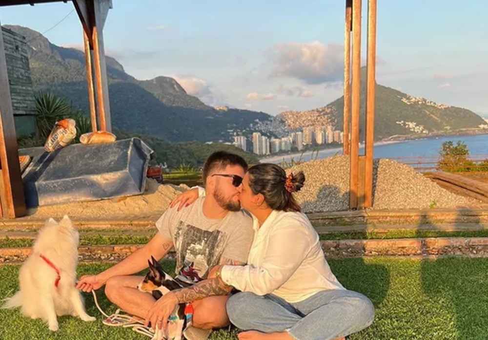Rodrigo Godoy e Preta Gil se beijam na área externa da mansão 
