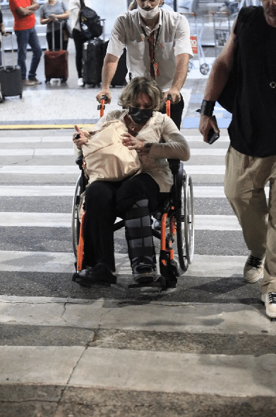 A famosa atriz da Globo, Susana Vieira andando em uma cadeira de rodas (Foto: Reprodução)