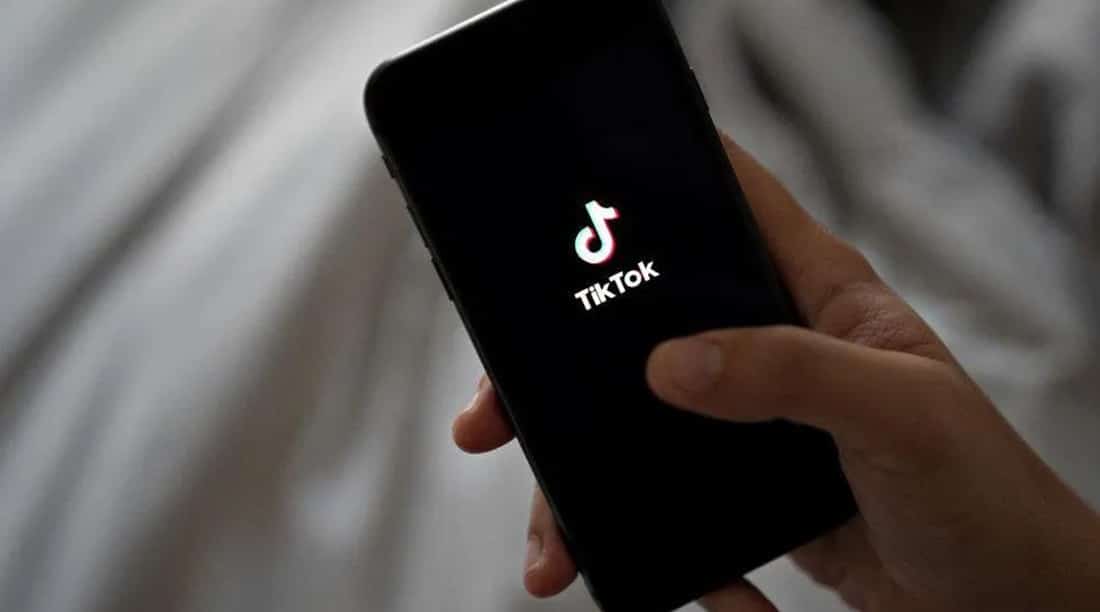 Usuária do TikTok acessando a plataforma pelo smartphone