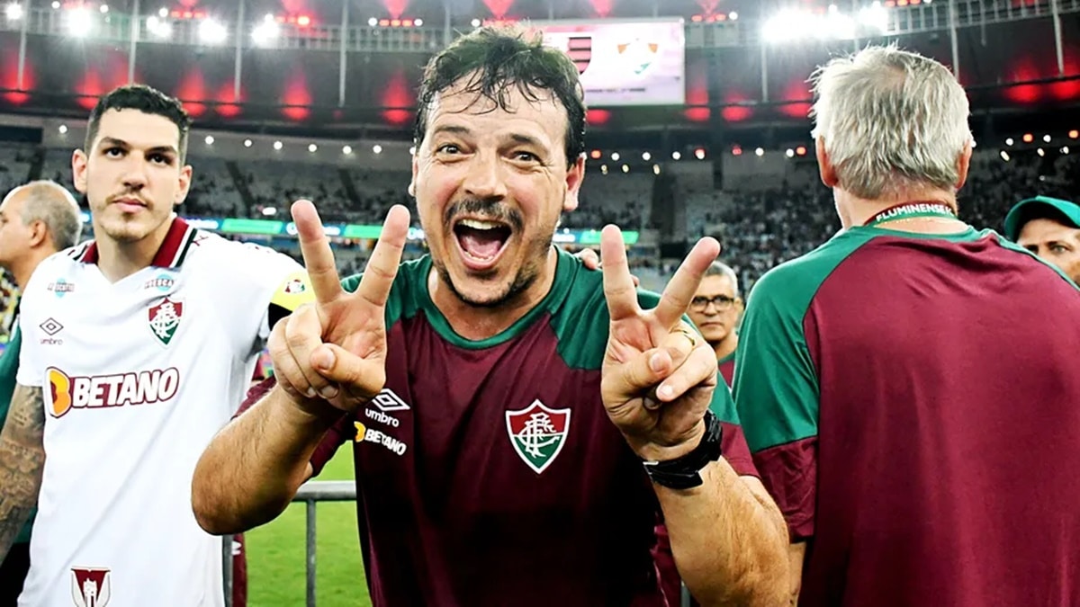O técnico do Fluminense comemorando o título no Campeonato Carioca 2023