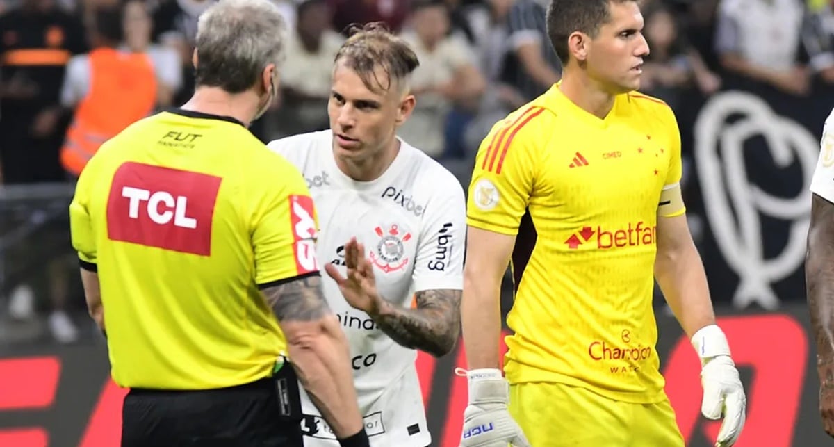 Róger Guedes faz pedido a Róger Guedes após gol e leva cartão amarelo 