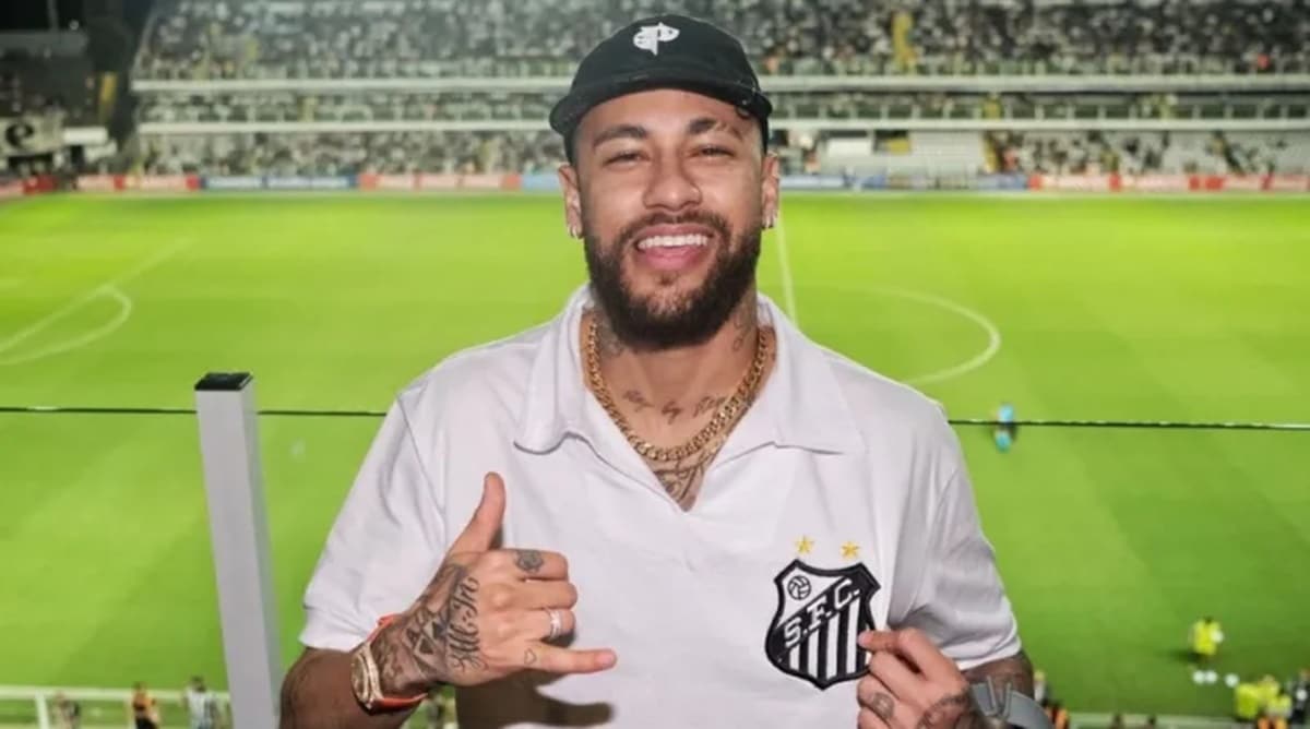 Neymar Jr. com a camisa do Santos em jogo de empate na Vila Belmiro