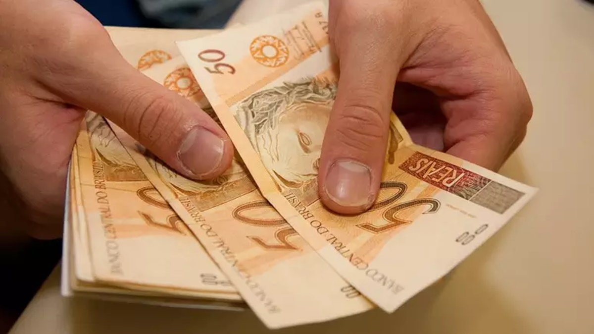 Pessoa com dinheiro poupado em mãos (Foto: Reprodução/ Internet)