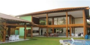 Mansão de 800m² de Ivete Sangalo, com bambus sendo usados para decoração (Foto: Reprodução / Youtube)