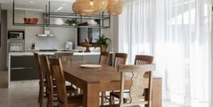 Mesa de jantar de madeira e muito bonita da casa de Ivete Sangalo (Foto: Reprodução / Youtube)