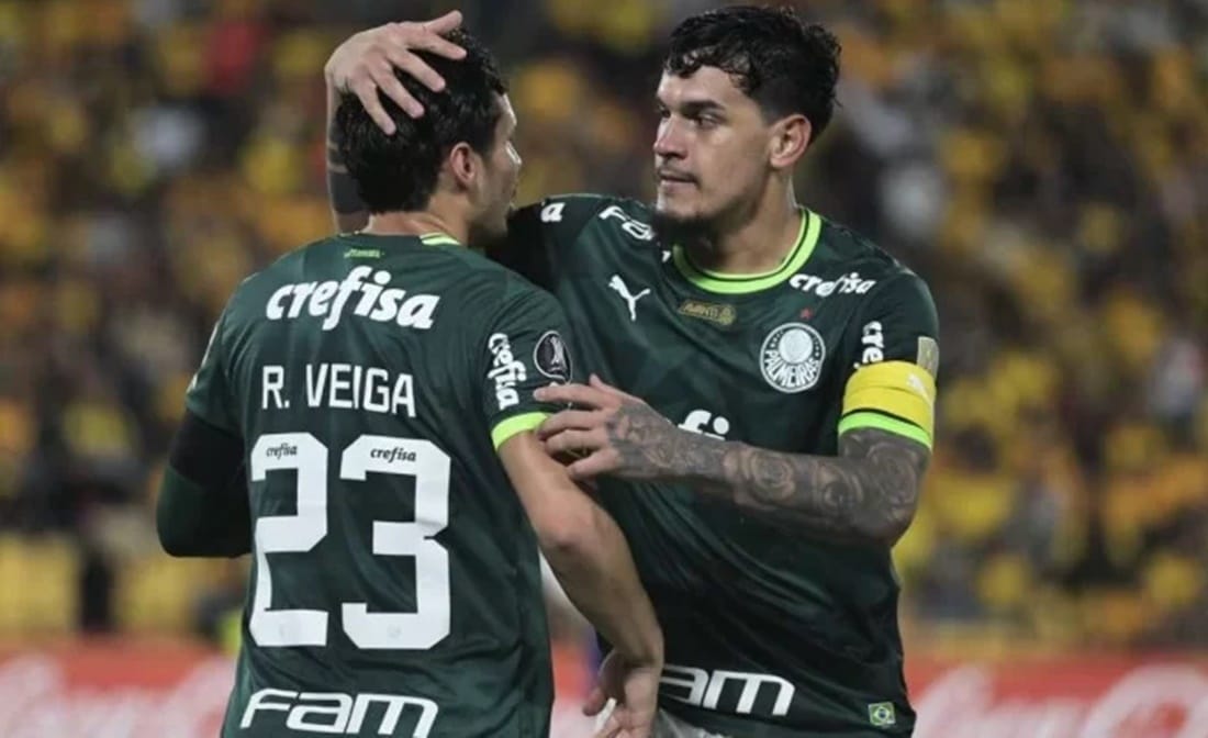 Gustavo Gómez abraça Raphael Veiga após assistência e gol na Libertadores