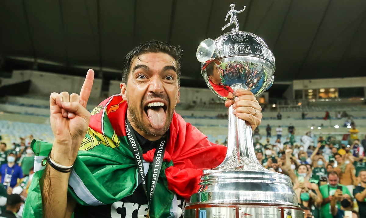 Abel celebra titulo na Libertadores do Palmeiras e brinca com a taça (Foto: Reprodução/ Conmebol/ Staff Images)
