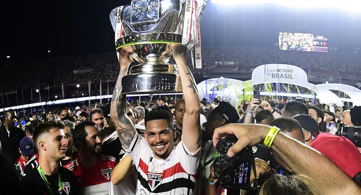 Luciano levanta a taça inédita da Copa do Brasil conquistada ao São Paulo em 2023 (Foto: Reprodução/ Marcos Ribolli/ SPFC)