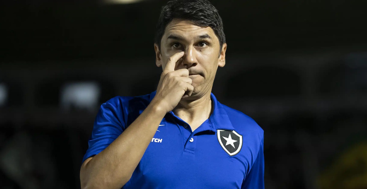 Lúcio Flávio é técnico do Botafogo que não está conseguindo segurar a pontuação na Série A ao clube (Foto: Reprodução/ Divulgação)
