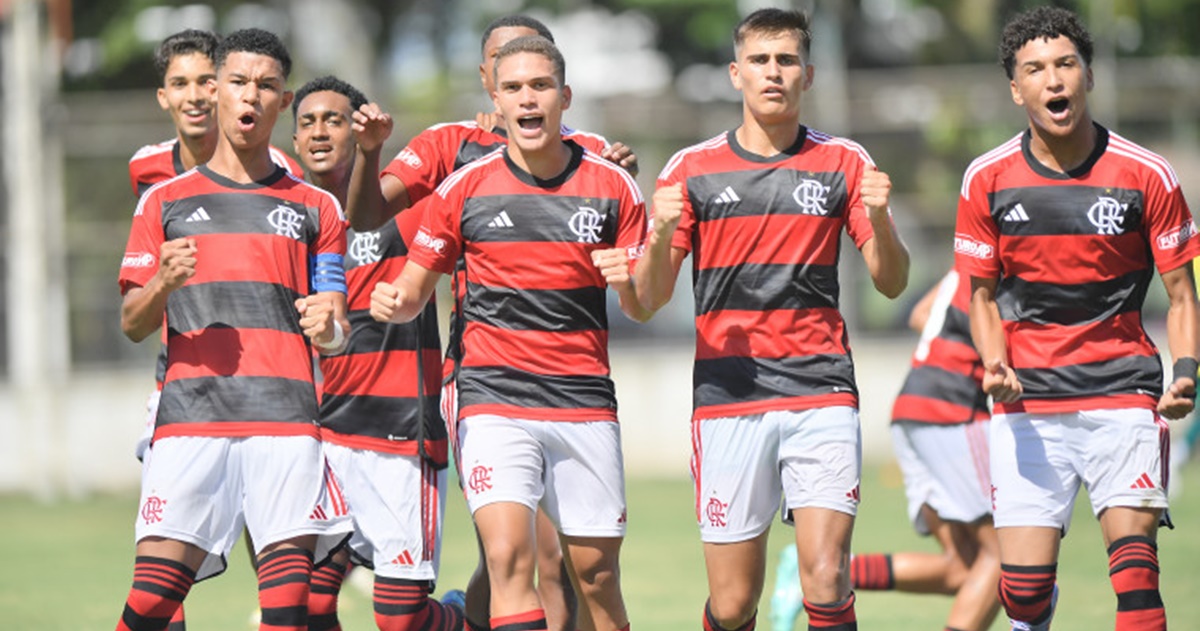 O elenco de 'crias' do Sub-17 do Flamengo (Foto: Reprodução/ Nayra Halm/ CRF)
