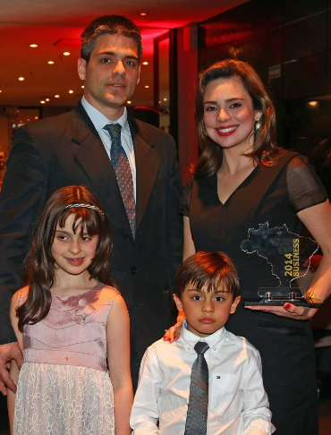 A ex-apresentadora do SBT e ex-A Fazenda da Record, Rachel ao lado de Rodrigo porto, e seus filhos (Foto: Reprodução)