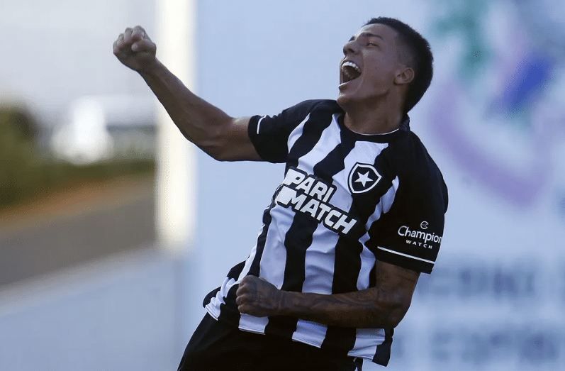 O famoso jogador de futebol será contratado oficialmente pelo clube carioca (Foto: Vitor Silva/Botafogo)